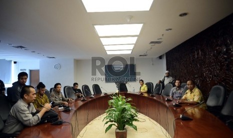 Pimpinan Redaksi dari berbagai situs saat menunggu rapat koordinasi yang sedang berlangsung di kantor Kominfo, Jakarta, Selasa (31/3).