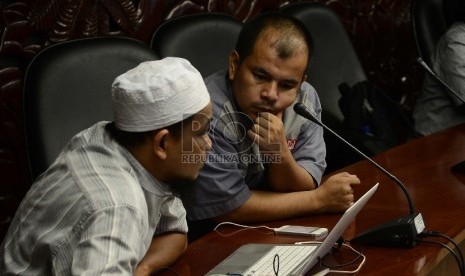 Pimpinan Redaksi dari berbagai situs saat menunggu rapat koordinasi yang sedang berlangsung di kantor Kominfo, Jakarta, Selasa (31/3). (Republika/Tahta Aidilla)