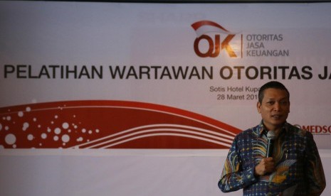 Pimpinan Redaksi Infobank Eko B. Supriyanto memberikan materi kepada wartawan saat Pelatihan Wartawan Otoritas Jasa Keuangan (OJK) di Kupang, NTT, Senin (28/3).