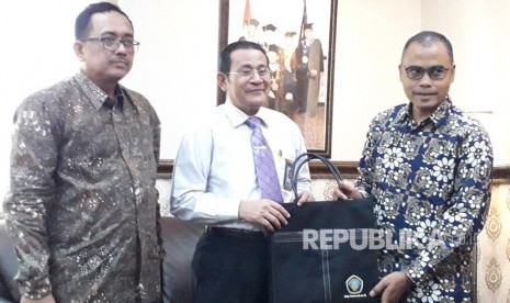 Pimpinan Redaksi (Pimred) Republika, Irfan Junaidi (kanan), Rektor  Universitas Brawijaya (UB) Profesor Nuhfil Hanani (tengah) serta Manager  Iklan dan Pengembangan Daerah, Indra Wisnu Wardhana (kiri) saat melakukan  pertemuan di Gedung Rektorat UB, Malang, Selasa (30/7). 