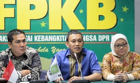 Pimpinan Sementara DPR kubu KIH Ida Fauziah (kanan).