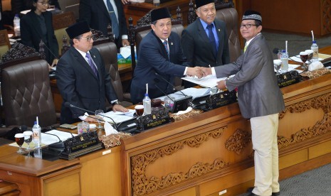 Pimpinan sidang Fahri Hamzah (kedua kiri) menerima naskah laporan dari Ketua Pansus Hak Angket KPK Agun Gunandjar Sudarsa pada Rapat Paripurna DPR di Kompleks Parlemen, Senayan, Jakarta, Selasa (26/9). 