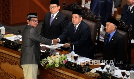 Pimpinan sidang Fahri Hamzah menerima naskah laporan dari ketua Pansus Angket KPK Agun Gunandjar Sudarsa pada rapat Paripurna DPR di Kompleks Parlemen, Senayan, Jakarta, Selasa(26/9). 