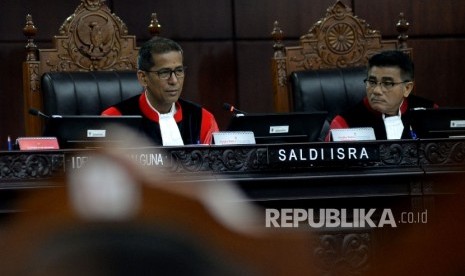 Hakim Konstitusi Saldi Isra (kiri). Wakil Ketua MK Saldi Isra mengungkap keanehan putusan usia capres-cawapres di sidang.