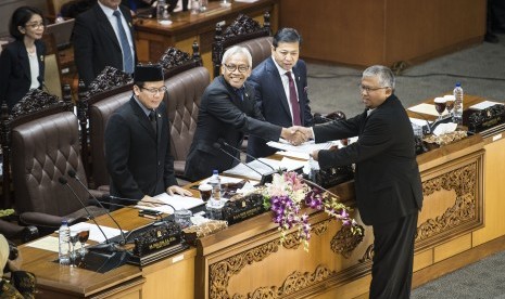 Pimpinan sidang Paripurna DPR Agus Hermanto (kedua kiri) menerima berkas laporan dari anggota F-PKS Ansory Siregar (kanan) disaksikan Pimpinan DPR Setya Novanto (kedua kanan) dan Taufik Kurniawan (kiri) saat pembukaan sidang Paripurna ke-24 DPR di Gedung Nusantara II, Kompleks Parlemen, Senayan, Jakarta, Kamis (18/5). 