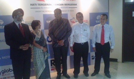 Pimpinan Tata Motor bersama Duta Besar India untuk Indonesia pada peluncuran program CSR Inspiraksi di Jakarta 