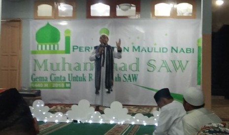 Pimpinan Yayasan Pesantren Qalbun Salim Assyafi’i, Ustaz Ahmad Saefulloh membawakan tausiah memeringati Maulid Nabi Muhammad SAW di Mushalla Al Furqon, Bukit Sawangan Indah, Depok, Sabtu (8/12)