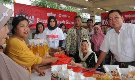 Pimpinan Yayasan PUAN Amal Hayati, Hj Sinta Nuriyah Wahid, didampingi oleh Managing Director Sinar Mas G. Sulistiyanto, Senin (6/6).  