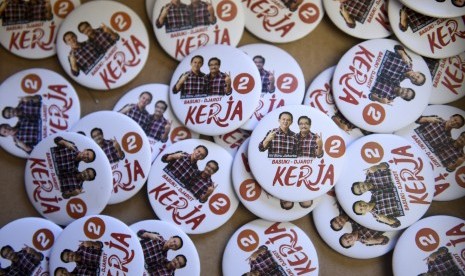 Pin bergambar pasangan cagub-cawagub DKI Jakarta nomor urut 2 disediakan untuk warga yang mengadukan permasalahan Jakarta kepada Basuki Tjahaja Purnama atau Ahok di Rumah Lembang, Jakarta, Senin (14/11). 