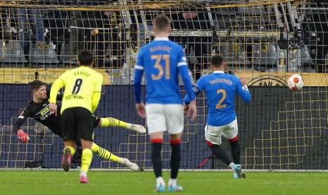 Pinalti pemain Rangers, James Tavernier ke gawang Borussia Dortmund, 