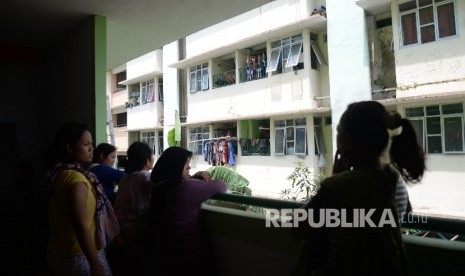  Warga Kalijodo memindahkan barang ke Rusunawa Marunda Blok 11, Cilincing, Jakarta Utara, Senin (22/2). 