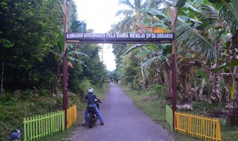 Pintu gerbang agrowisata perkebunan pala di Banda Neira, Maluku Tengah.