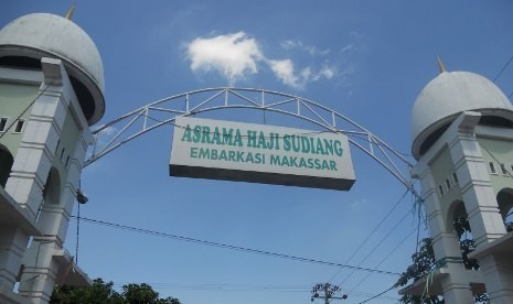 Pintu gerbang Asrama Haji Sudiang, Makassar.