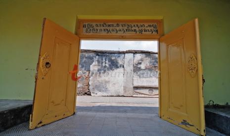 Pintu gerbang rumah Ropingen di Kampung Pandeyan, Kota Gede, Yogyakarta. Di rumah joglo milik keluarga H Rofi