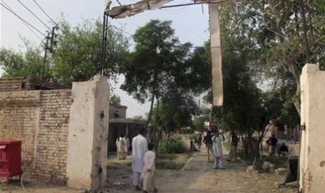 Pintu gerbang utama penjara di Dera Ismail Khan yang dibobol Taliban, Pakistan. Dalam serangan ini Taliban membebaskan 250 tahanan.