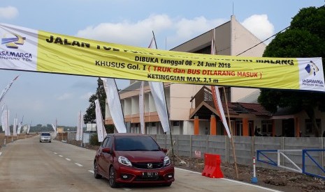 Pintu keluar tol Pandaan-Malang seksi I, Karanglo Malang.