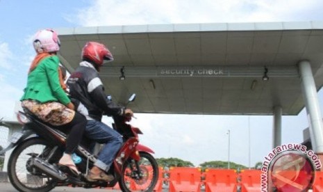 pintu masuk bandara ditutup