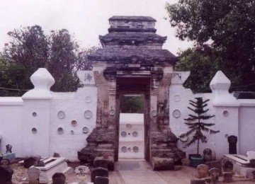 Pintu masuk makam Sunan Bonang di Tuban, Jawa Timur.