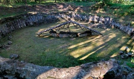 Pintu masuk terowongan yang digunakan tahanan Yahudi kabur dari Nazi pada Perang Dunia II di Lithuania.