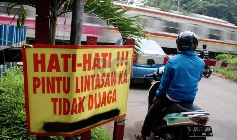 Pintu perlintasan kereta api di Tanah Kusir, Kebayoran Lama, Jakarta Selatan.