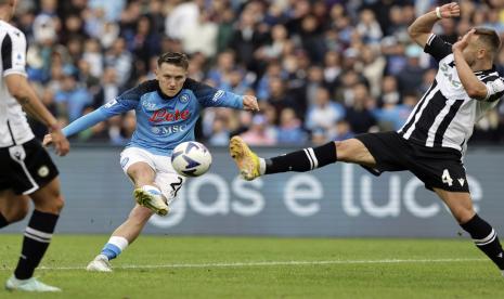 Piotr Zielinski dari Napoli (tengah) 