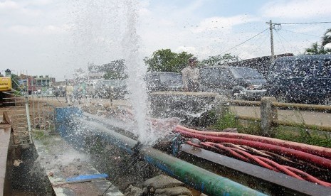 Pipa bocor jadi pemicu turunya pasokan air bersih