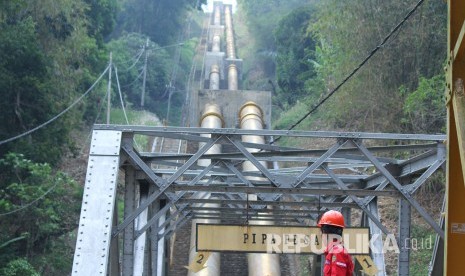 Pipa raksasa menuju turbin PLTA Lamajan, Kecamatan Pangalengan, Kabupaten Bandung, Jumat (29/11).