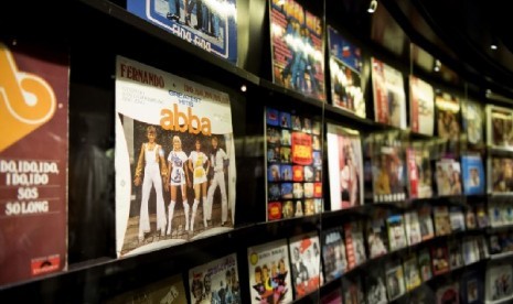 Piringan hitam dari kelompok musik legendaris asal Swedia ABBA di 'ABBA The Museum' yang terletak dalam Swedish Music Hall of Fame di Stockholm.