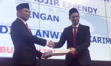 Pisah sambut Mendikbud terdahulu,Muhadjir Effendy (Kiri) ke yang baru, Nadiem Anwar Makarim (Kanan)