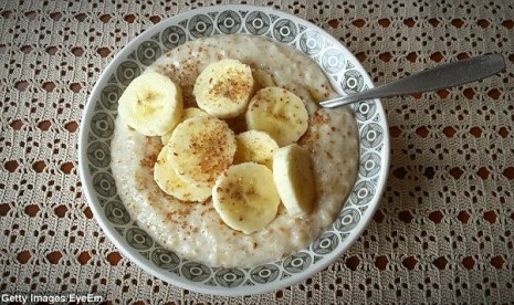 Pisang dan bubur makanan yang direkomendasikan sebelum tidur 