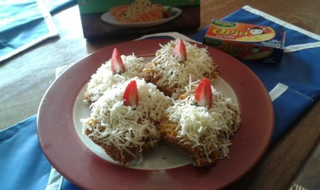 Pisang goreng pasir dengan selai sarikaya dan parutan keju.