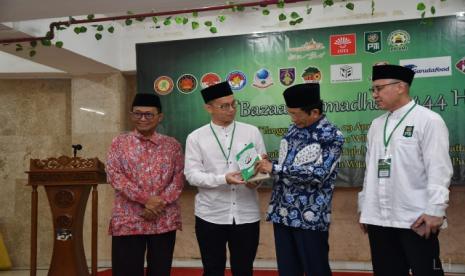 Penyerahan Mushaf Alquran secara simbolik ke Imam Besar Masjid Istiqlal Prof KH Nasaruddin Umar. 