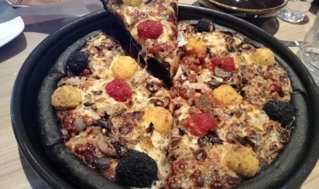 Bersamaan dengan pembukaan outlet Pizza Hut ke-SOO di Pizza Hut Restaurant Golden City, Bekasi Utara, Pizza Hut Indonesia secara resmi meluncurkan inovasi pizza terbarunya yaitu Cheesebomb Pizza yang memiliki 4 rasa keju berbeda yaitu original, barbeque, salsa, dan truffle yang tersedia sebagai pinggiran ataupun topping.