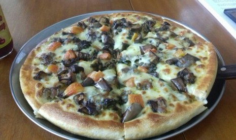 Pizza terong dari Papa Ron's Pizza