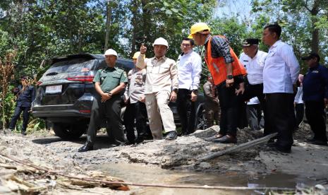 Pj Bupati Apriyadi didampingi Dandim 0401 Muba Letkol Arm Dede Sudrajat dan Kapolres Muba AKBP Siswandi meninjau perbaikan jembatan.