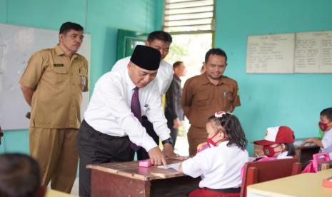  Pj Bupati Apriyadi mendatangi SD Negeri Sungai Batang Sekayu-Plakat Tinggi, Selasa (19/7/2022) yang juga sekaligus memantau aktifitas Pembelajaran Tatap Muka (PTM). 