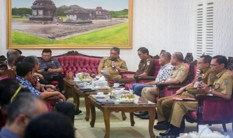 Pj Bupati Banjarnegara melakukan rapat koordinasi bersama Direktorat Pengamanan Pembangunan Strategis Jaksa Agung Muda Bidang Intelijen Kejaksaan Agung dan PT Geo Dipa Energi di Pringgitan Rumah Dinas Bupati Banjarnegara, Selasa (25/10/22).