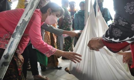 Pj Bupati Cilacap Yunita Dyah Suminar saat meninjau Program Penimbangan Serentak (Pentak) di Posyandu Alamanda, Kelurahan Gumilir, Kecamatan Cilacap Utara, Kamis (5/1/2023). 