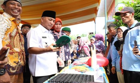 Pj Bupati Muba Apriyadi bersama Dinas Perdagangan dan Perindustrian serta Dinas Perkebunan menyisir pasar ke hilir, Senin (31/10/2022).