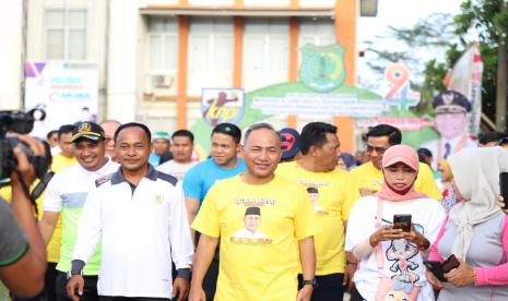 Pj Bupati Muba Apriyadi ikut jalan santai dalam rangka memperingati Sumpah Pemuda.