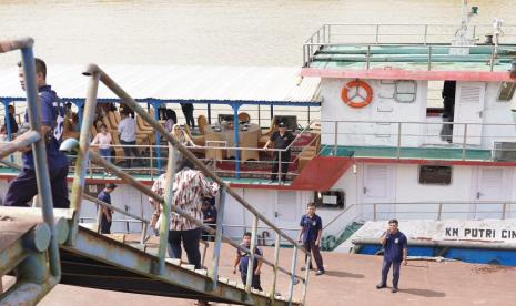 Pj Bupati Muba Apriyadi Mahmud berada di atas kapal wisata KM Putri Cindai yang bersandar di Dermaga Dishub Kelurahan Serasan Jaya Sekayu, Ahad (1/1/2023).