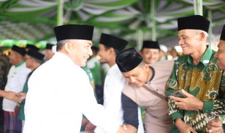 Pj Bupati Muba Apriyadi Mahmud didampingi Dandim 0401 Muba Letkol Arm Dede Sudrajat dan Kapolres Muba AKBP Siswandi menghadiri acara pengajian akbar 1 Abad NU.