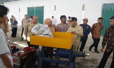 Pj Bupati Muba Apriyadi Mahmud saat meninjau Gedung Produksi Sentra Kelapa Terpadu Desa Purwo Agung Kecamatan Lalan, Senin (12/12/2022).