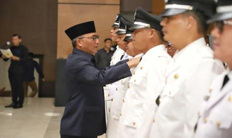 Pj Bupati Muba Apriyadi saat melakukan Pelantikan dan Pengambilan Sumpah Jabatan 65 Penjabat (Pj) Kepala Desa dan Deklarasi Damai Calon Kepala Desa.