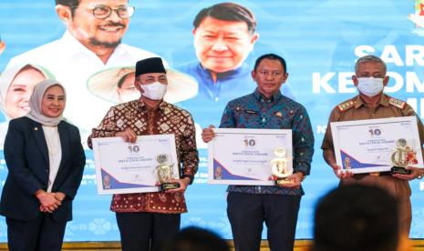 Pj Bupati Muba, Apriyadi, saat menerima penghargaan Inovasi Pertanian Budidaya Porang Musi Banyuasin dalam rangkaian Sarasehan Nasional dengan Tema “1001 Cerita dari Bumi Sriwijaya untuk Indonesia Menuju Sumsel Mandiri Pangan”, Selasa (12/7/2022) di Griya Agung. 