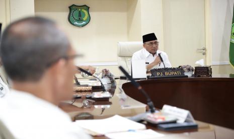 Pj Bupati Muba Drs Apriyadi meminta prioritas pengawasan dan pengamanan di Desa yang berpotensi rawan saat pelaksanaan Pilkades. 