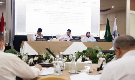 Pj Bupati Muba Drs Apriyadi MSi dalam kesempatan Rapat Kerja Forum Sekretaris Daerah Seluruh Indonesia (FORSESDASI) Komisariat Wilayah Provinsi Sumatera Selatan di Guest House Griya Bumi Serasan Sekate, Kamis (8/9/2022). 