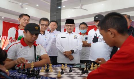 Pj Bupati Muba Drs Apriyadi MSi saat membuka Kejuaraan Catur Dalam Rangka Memperingati Hari Ulang Tahun ke-77 Republik Indonesia Tahun 2022.