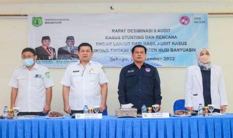 Pj Bupati Muba H Apriyadi diwakili Asisten administrasi umum Setda Muba Drs Syafaruddin MSi membuka secara resmi rapat Desiminasi II Audit Kasus Stunting dan Rencana Tindaklanjut dari Hasil Audit Kasus Stunting Kabupaten Musi Banyuasin di Ruang Mawar Hotel Gambo dan Residence Sekayu, Rabu (14/12/2022).