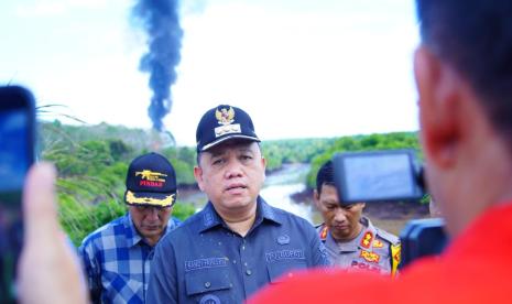 Pj Bupati Muba H Sandi Fahlepi saat meninjau laporan aktivitas penambangan minyak ilegal.